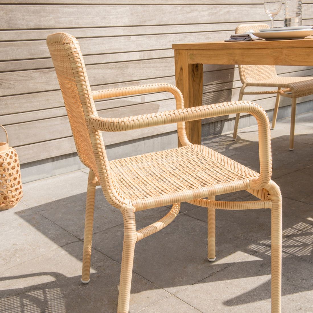 Table de jardin en teck avec chaises et fauteuils