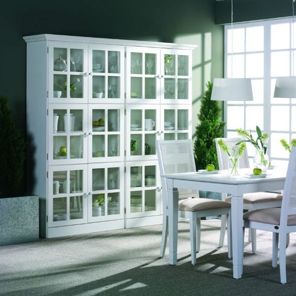 Bibliothèque blanche en bois massif avec portes en verre.