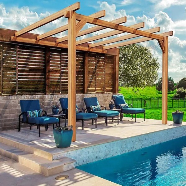 Pergola en bois au bord d'une piscine avec des chaises longues