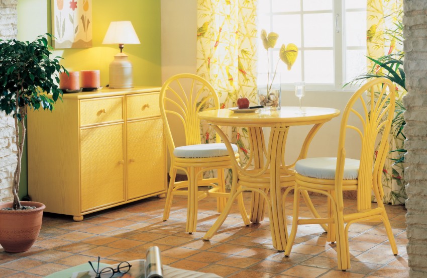 Table chaises et buffet en rotin haut de gamme de couleur jaune